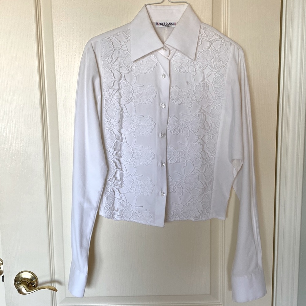Italian cotton blouse with 3D lace appliqué and kimono sleeves. Fits size 6-8.